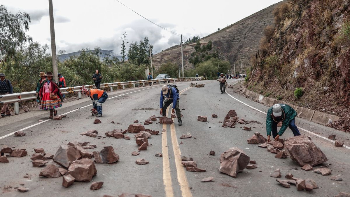Při nehodě autobusu v Peru zahynulo nejméně 37 lidí